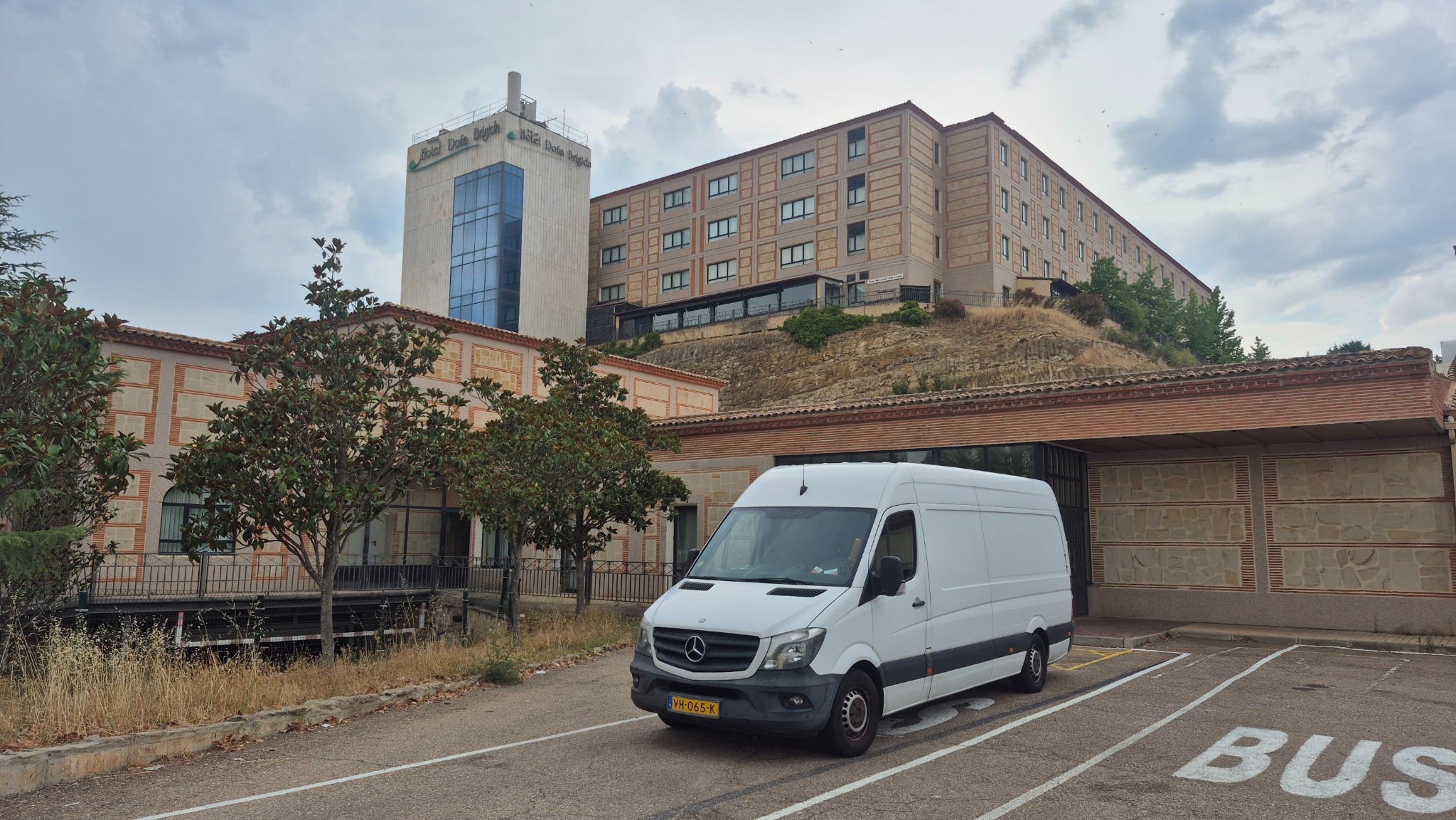 De Mercedes voor het hotel bij Salamanca