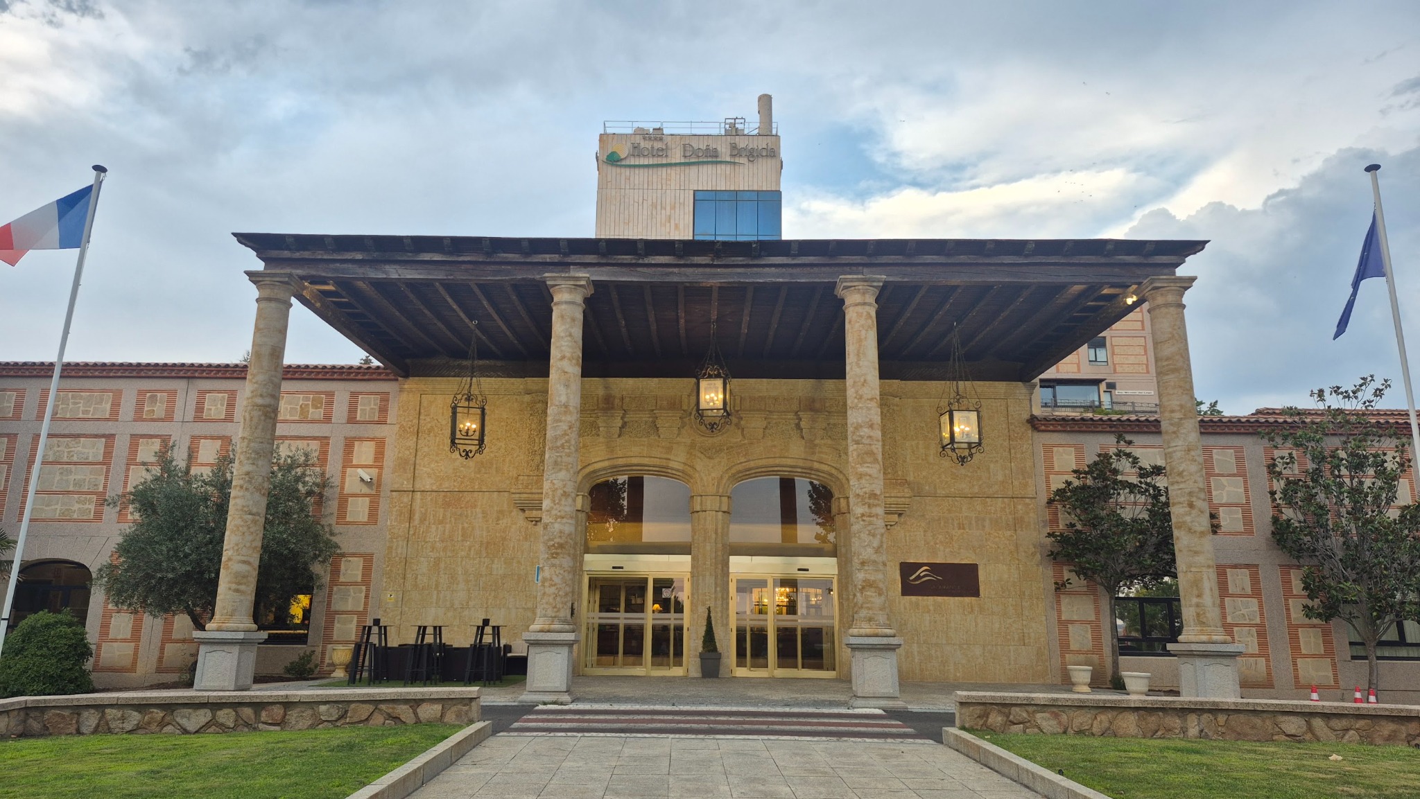De ingang van het hotel bij Salamanca