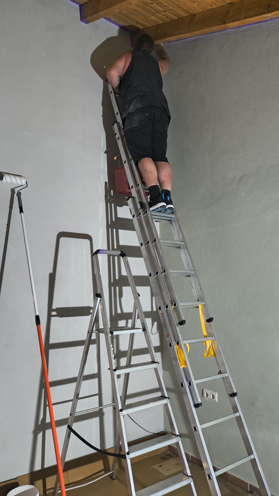 Foto bij Deuren op schragen, ladders tegen de muur